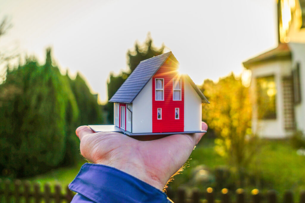 Haus verkaufen Regensburg - AdobeStock 311316782 Haus auf Hand