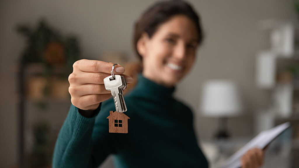 Haus verkaufen Regensburg - AdobeStock 449670190 Frau mit Schlüssel